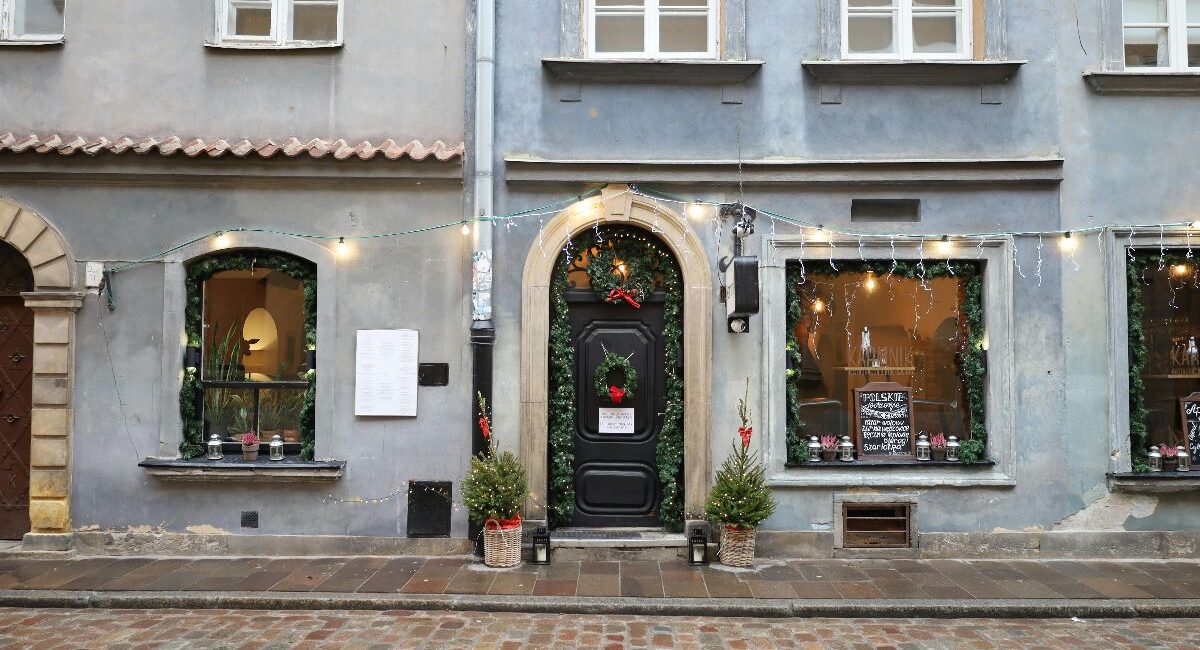 how to decorate your door safely for christmas